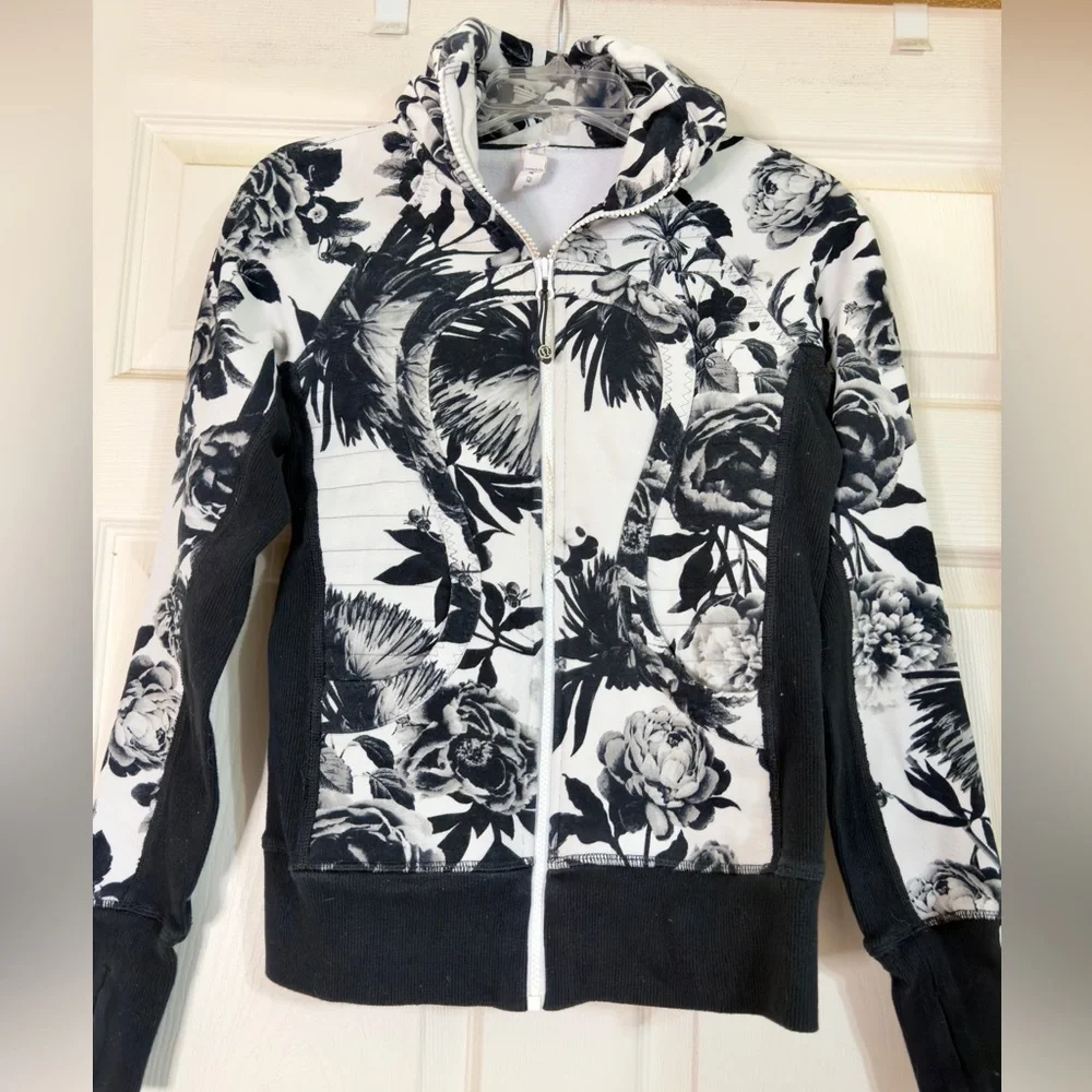 Lululemon Calm & Cozy Brisk Bloom Floral Define Black White Full Zip Jacket Sz 4